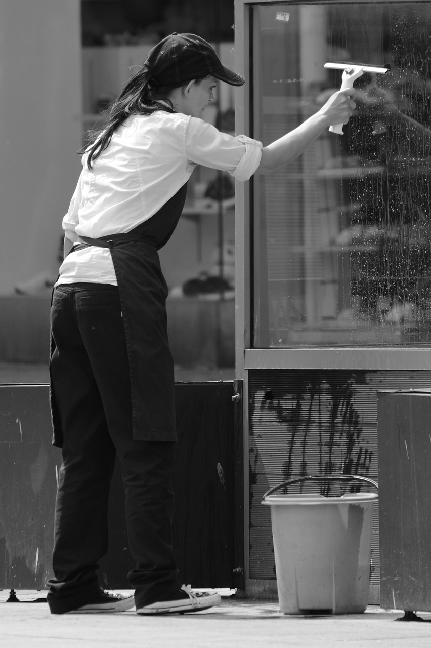 femme nettoyage de vitres Femme qui nettoie une vitre